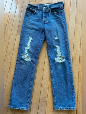 LNC Levi’s Wedgie Straight distressed jeans